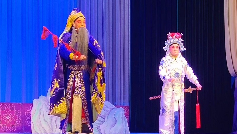 蔺新武在《赵氏孤儿》中饰演韩厥（左）.jpg