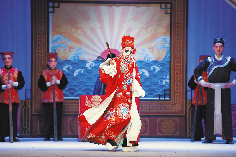 蔺新武在剧场排练《夺锦楼》.png