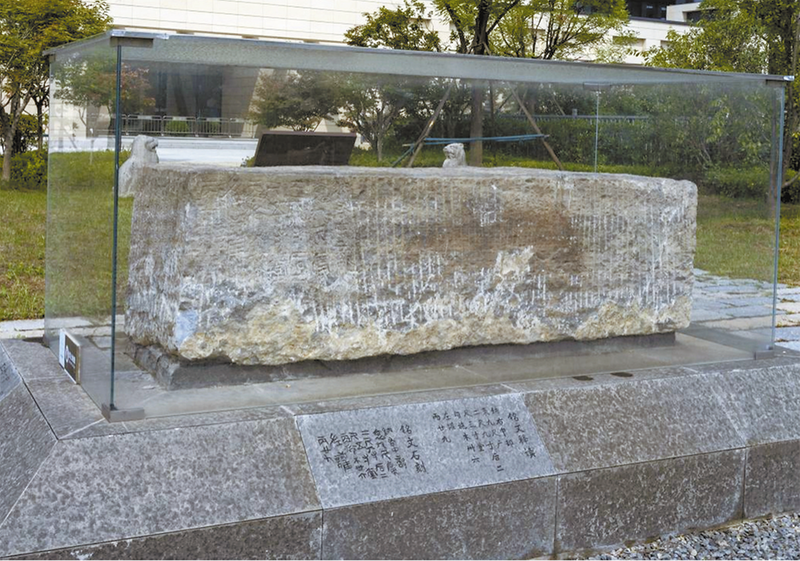 村民在挖沙时发现的秦铭刻石.png